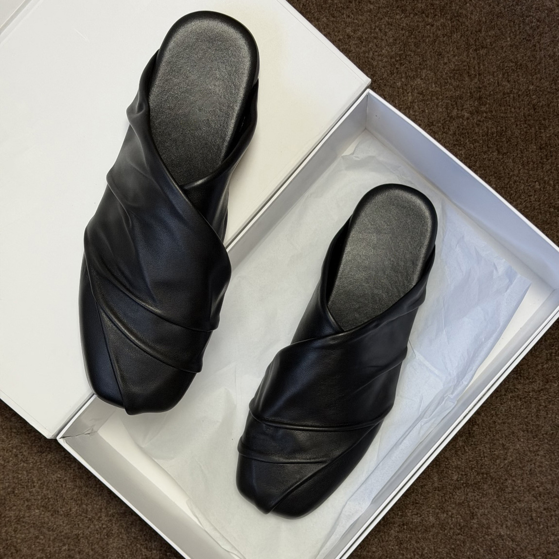 Mule Slip On - 黒のヴィンテージ風レザーシューズ、シングルシューズ、女性用、軽量、ギャザー入りミュール、新しい通勤用、スクエアトゥ、スリッポン、フラット、つま先が覆われた靴。
