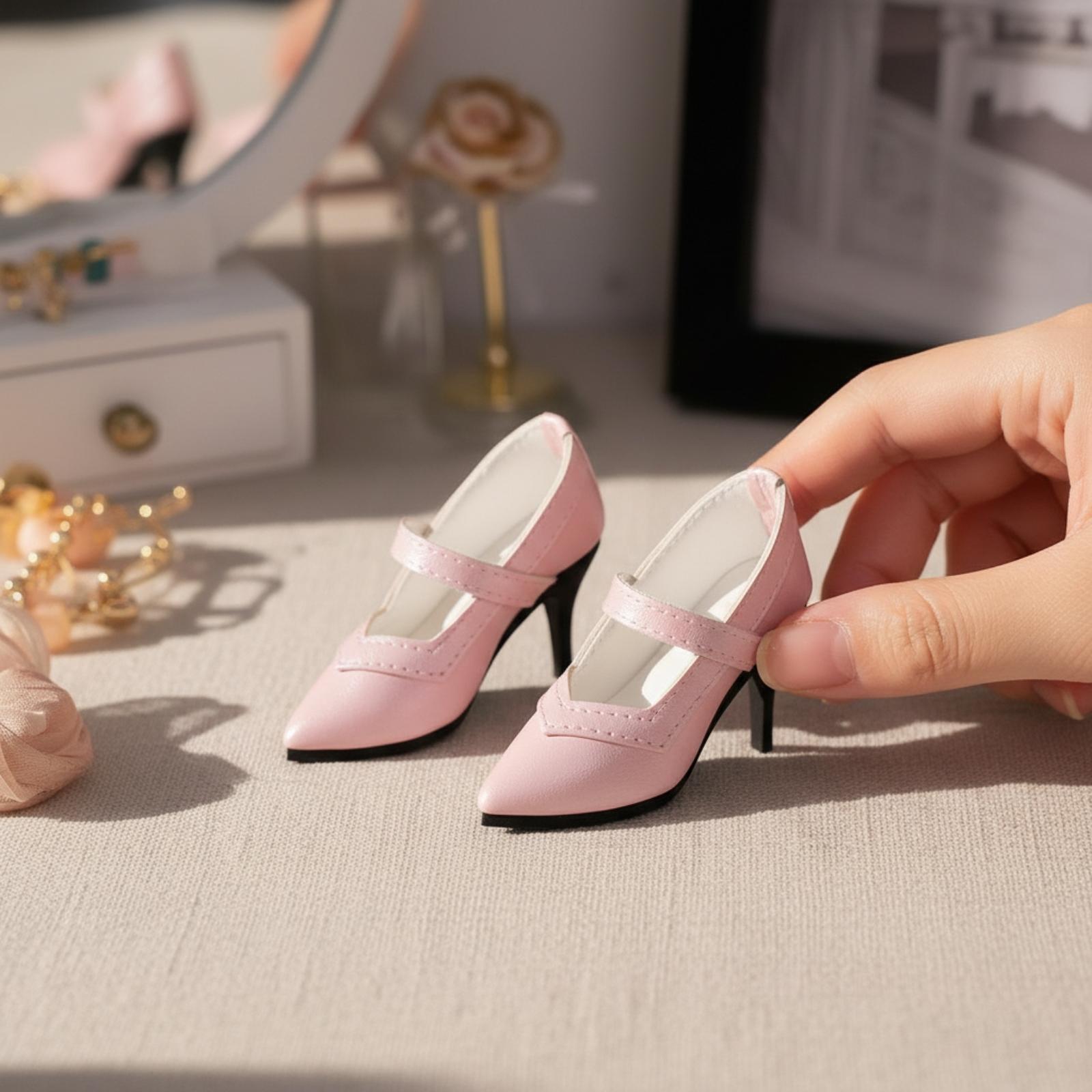 Court Heel Pointed - ミニチュアファッションドール用、つま先が尖ったレジン製のフォーマルな靴。コートシューズとして、テーマのあるイベントでの装いに最適。