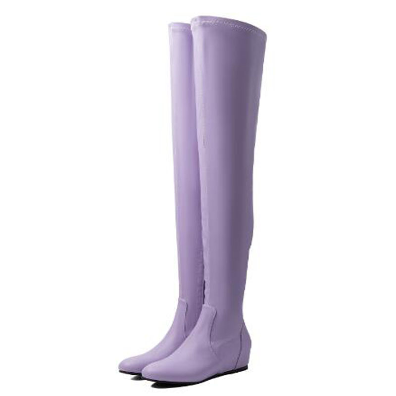 Sock Boot Women - ラベンダー色の、伸縮性のある、膝丈のソックスブーツ。女性用、ヒールが隠れたデザイン、太もも丈、伸縮性のある履き口、スリムなシルエットのロングブーツ。